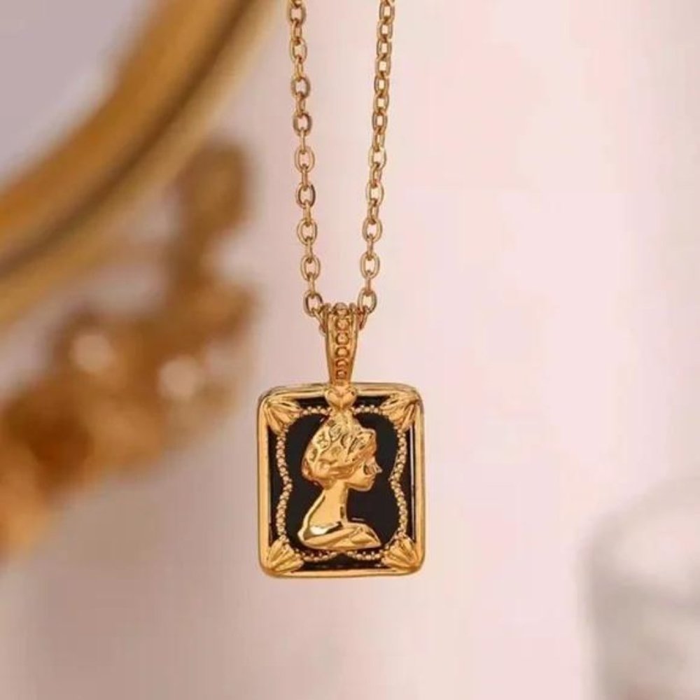 NEW ELIZABETH 18K GOLD PENDANT NECKLACE, NICE NECKLACE, CUTE NECKLACE